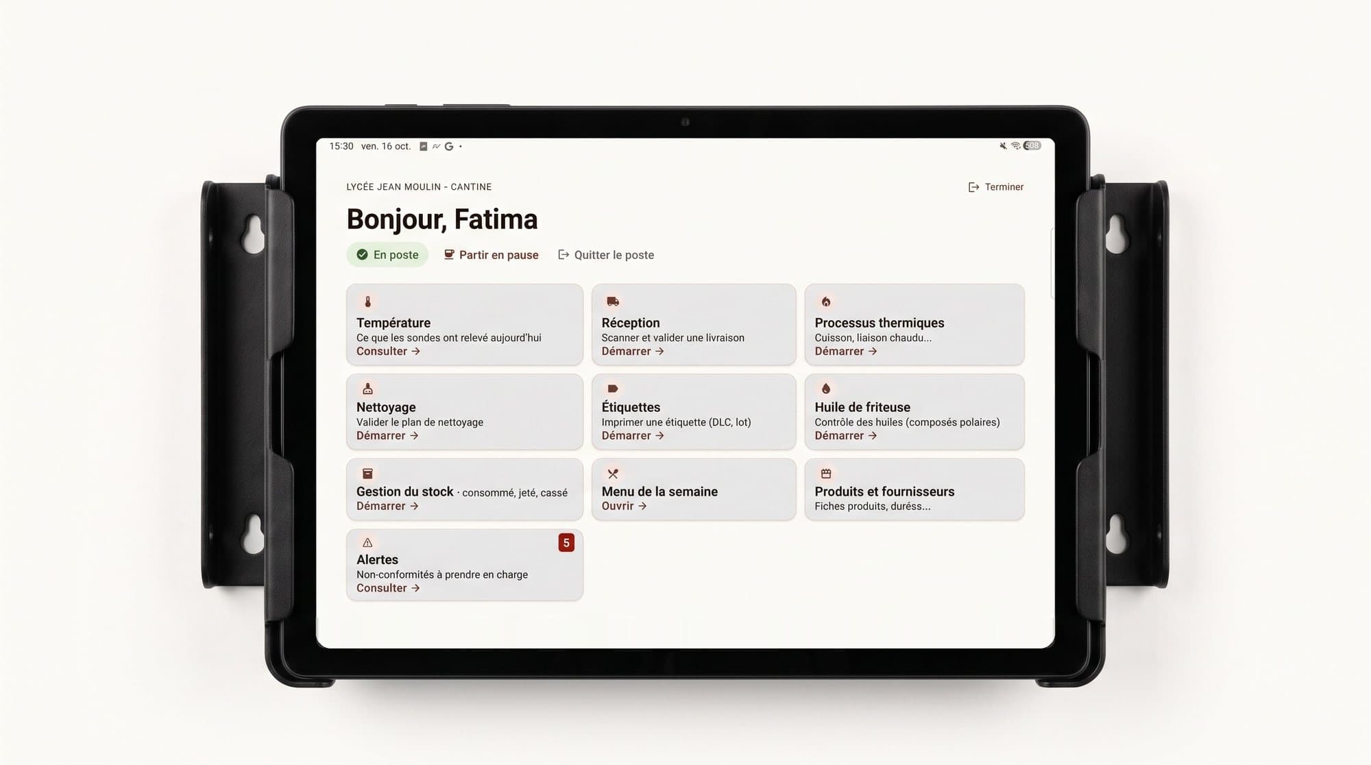 La tablette smartHACCP fixée sur son support mural, écran d’accueil allumé.